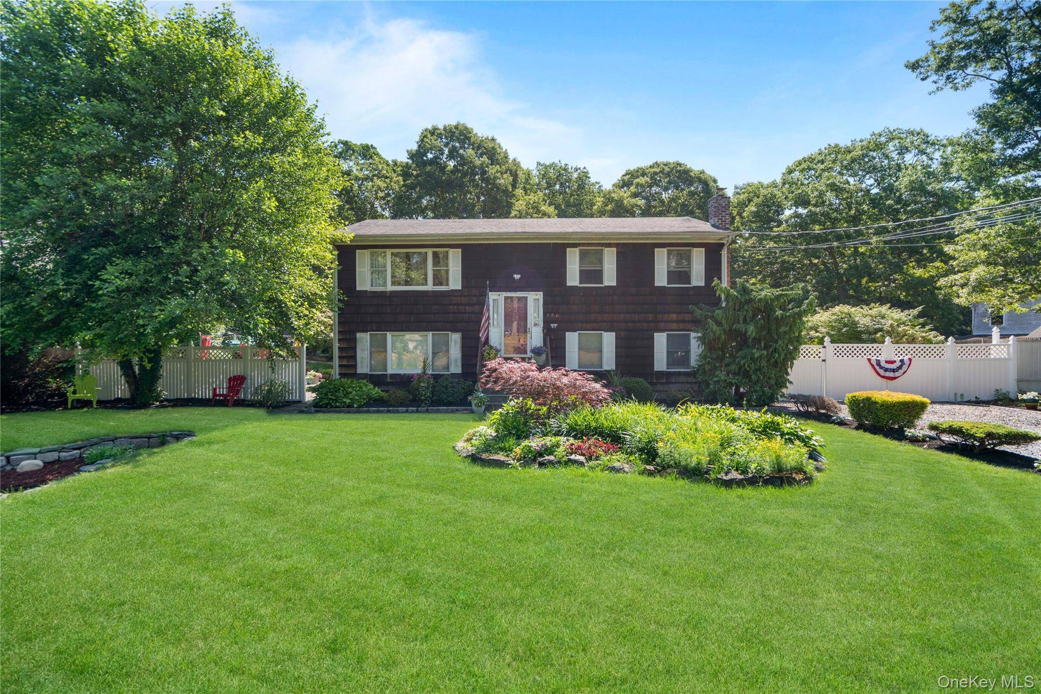 530 Boxwood DR, Shirley, NY 11967