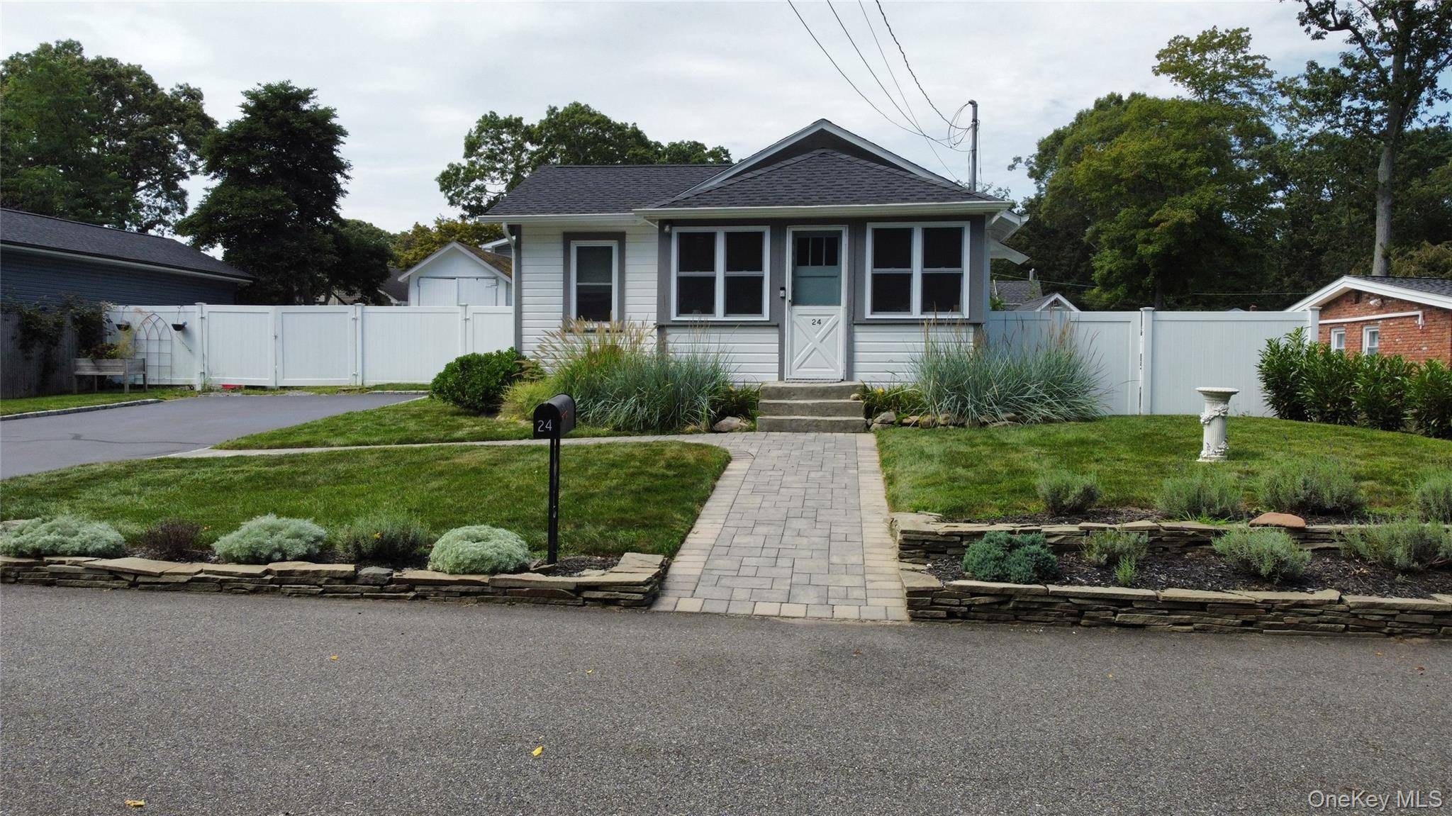 24 Canary RD, Rocky Point, NY 11778