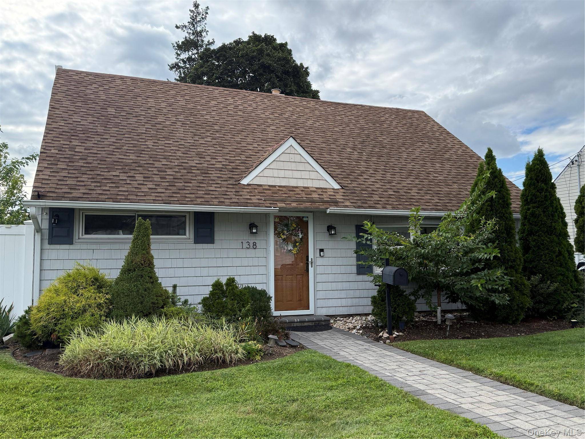 138 Southberry LN, Levittown, NY 11756