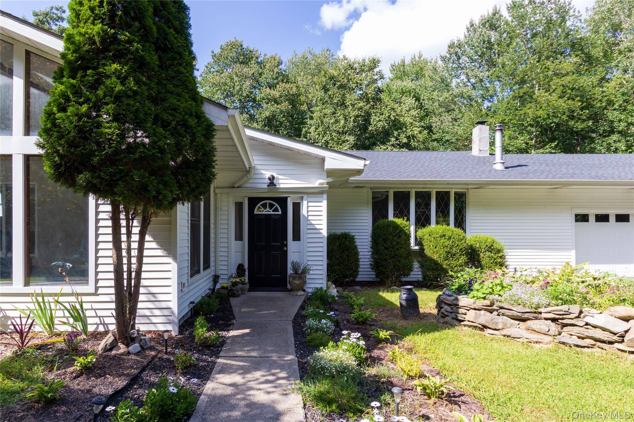17 Molland DR, Rhinebeck, NY 12572