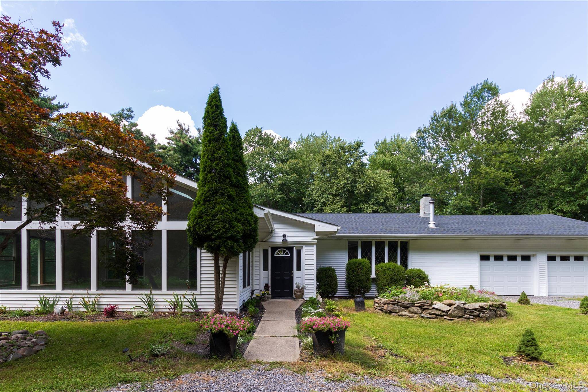 17 Molland DR, Rhinebeck, NY 12572
