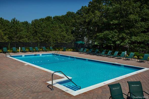 10 Broadway CIR #10, Holbrook, NY 11741