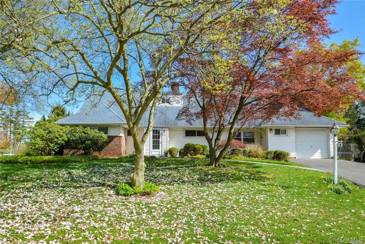 14 Peachtree LN, Roslyn, NY 11576