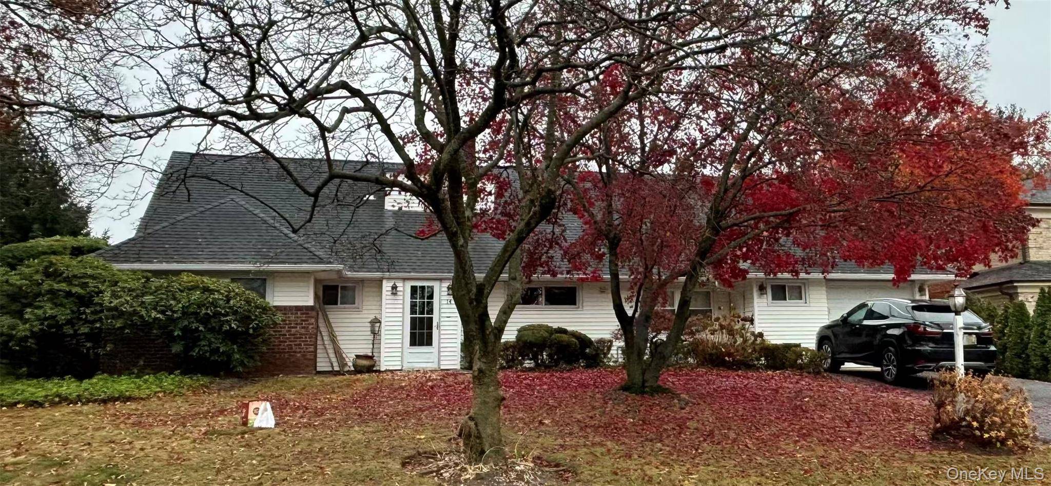 14 Peachtree LN, Roslyn, NY 11576