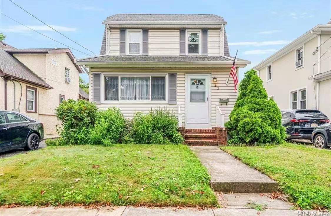 22 Pansy AVE, Floral Park, NY 11001