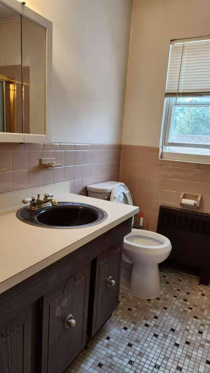 18-08 Murray St 2fl, Whitestone, NY 11357