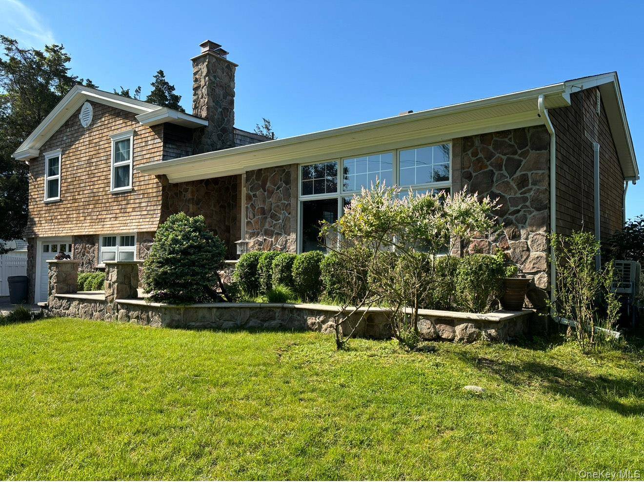 8 Bay RD, East Patchogue, NY 11772