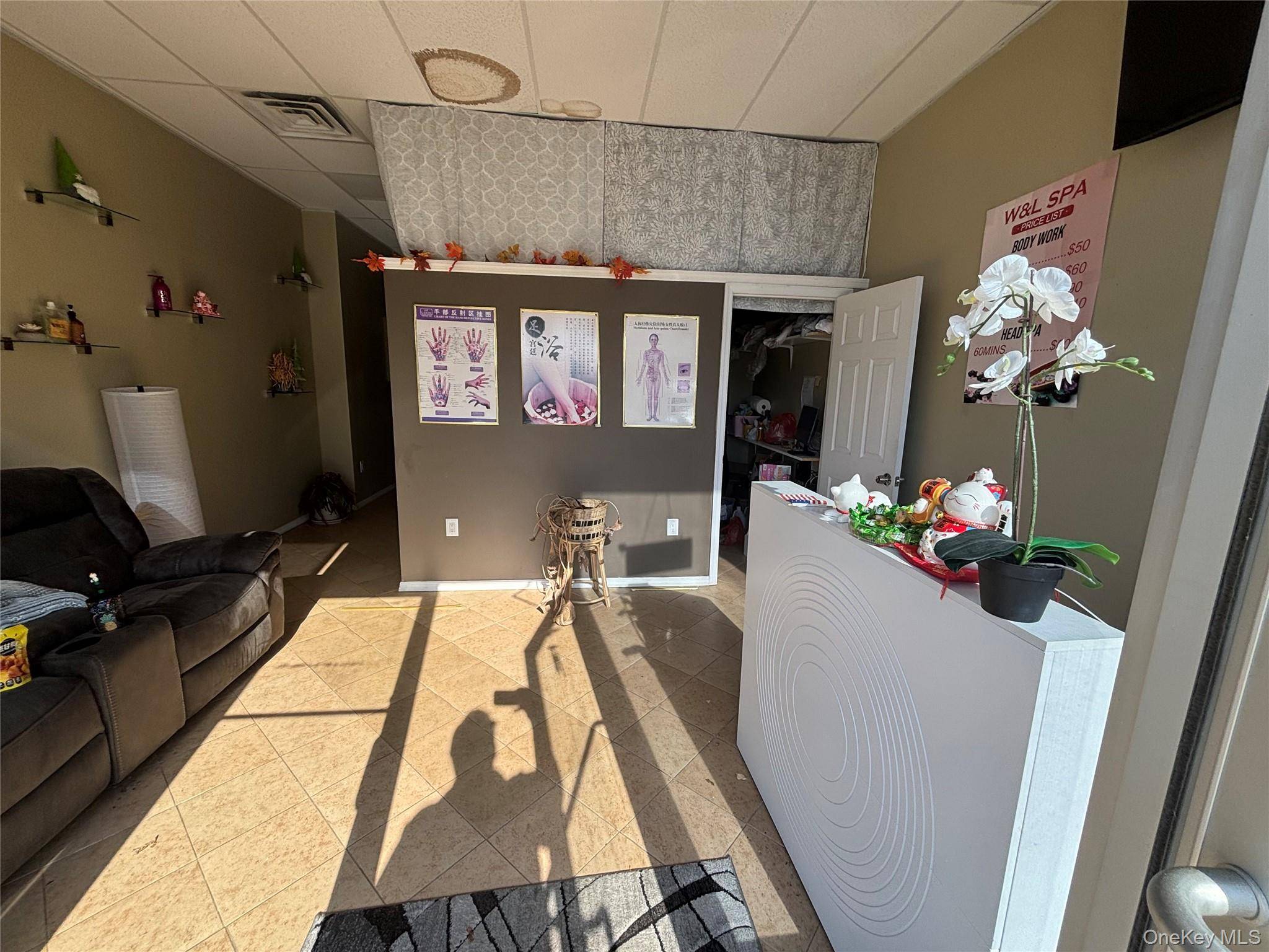 796 Carman Ave AVE #102, Westbury, NY 11590