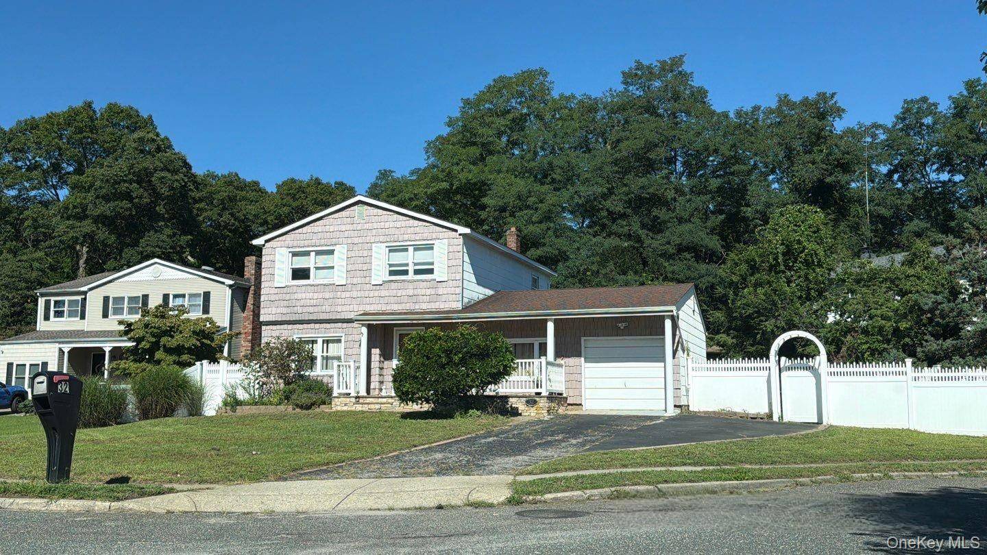 32 Sylvia CIR, Holbrook, NY 11741