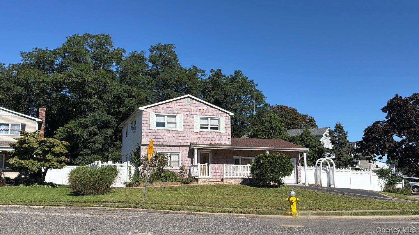 32 Sylvia CIR, Holbrook, NY 11741