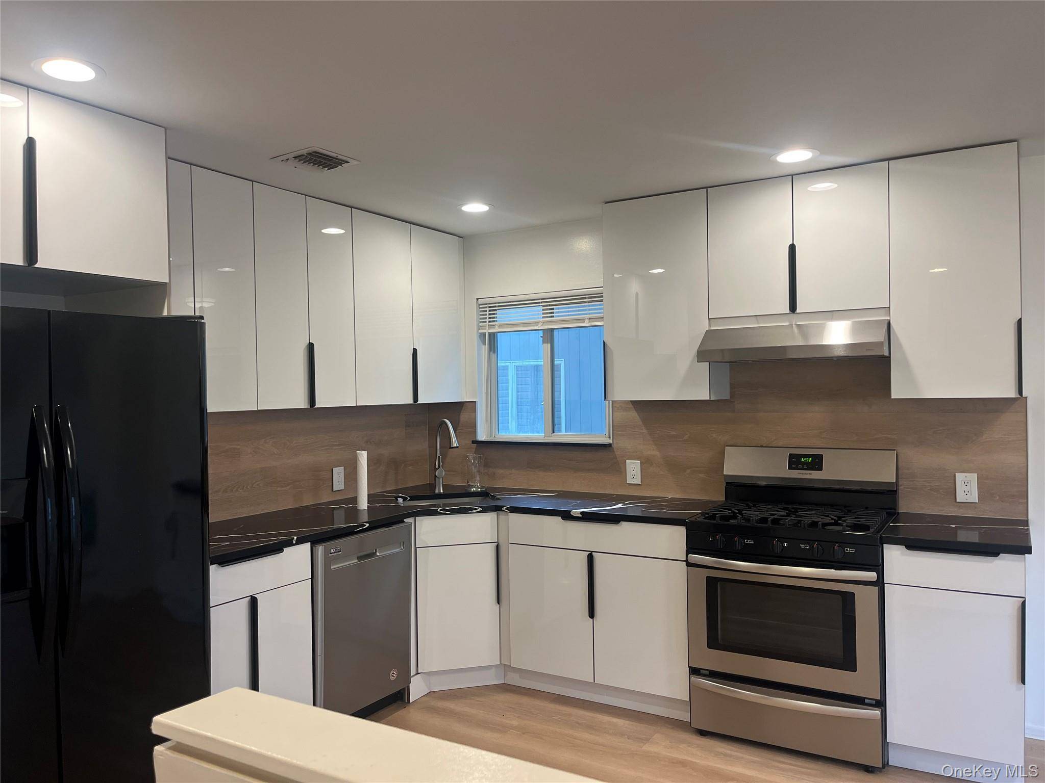 24 Kirkwood RD #A, Port Washington, NY 11050