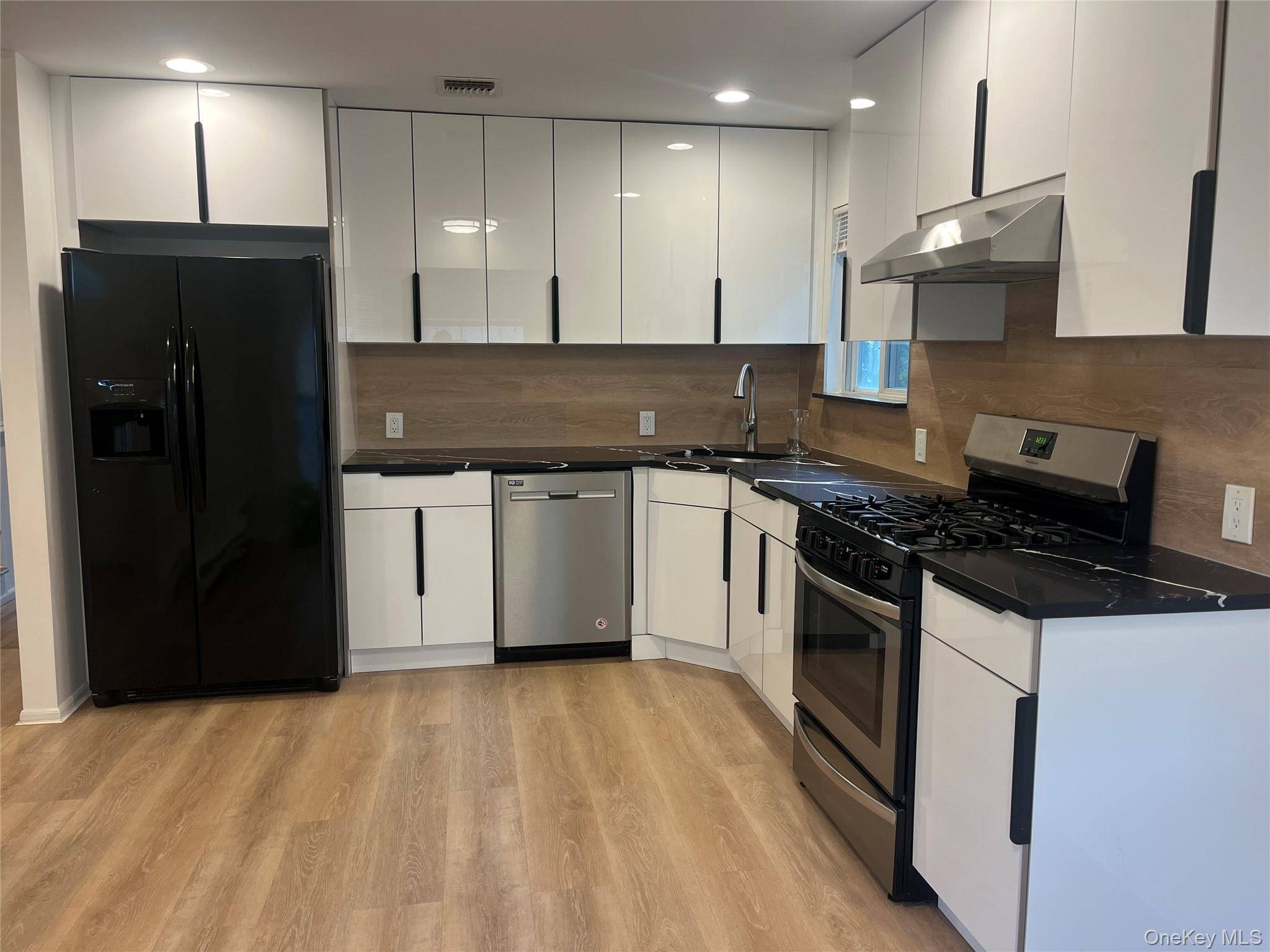 24 Kirkwood RD #A, Port Washington, NY 11050