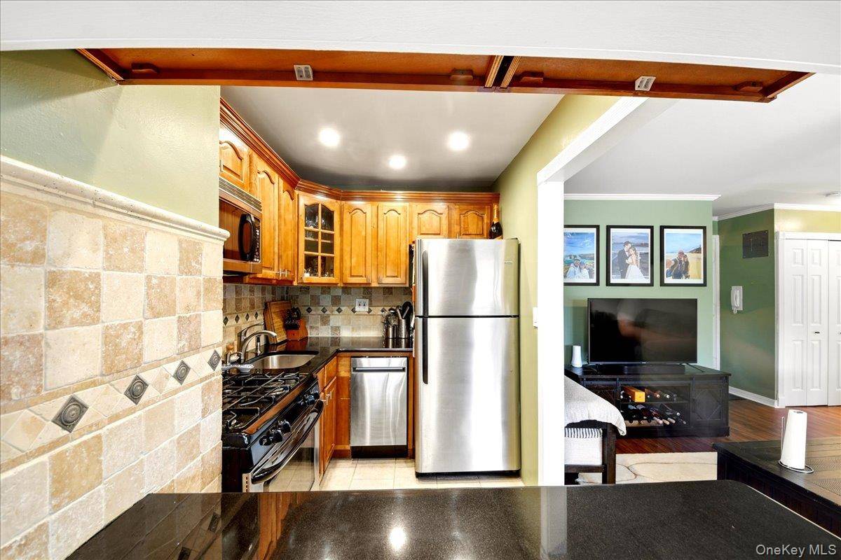 828 Pelhamdale AVE #2P, New Rochelle, NY 10801