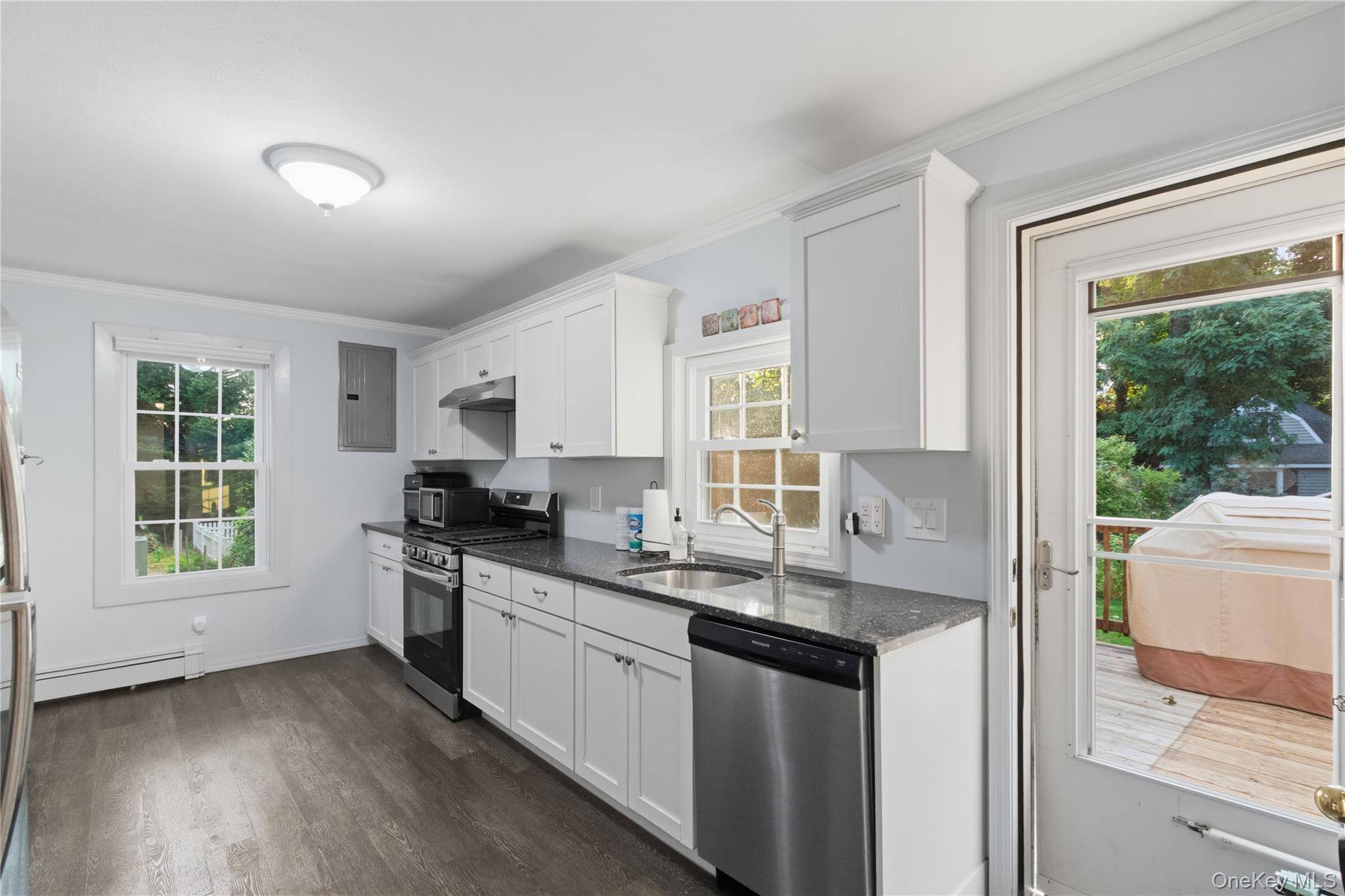 11 Bay ST, Bayville, NY 11709