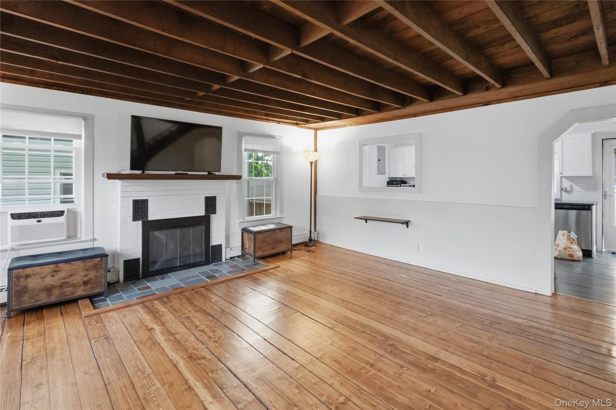 11 Bay ST, Bayville, NY 11709