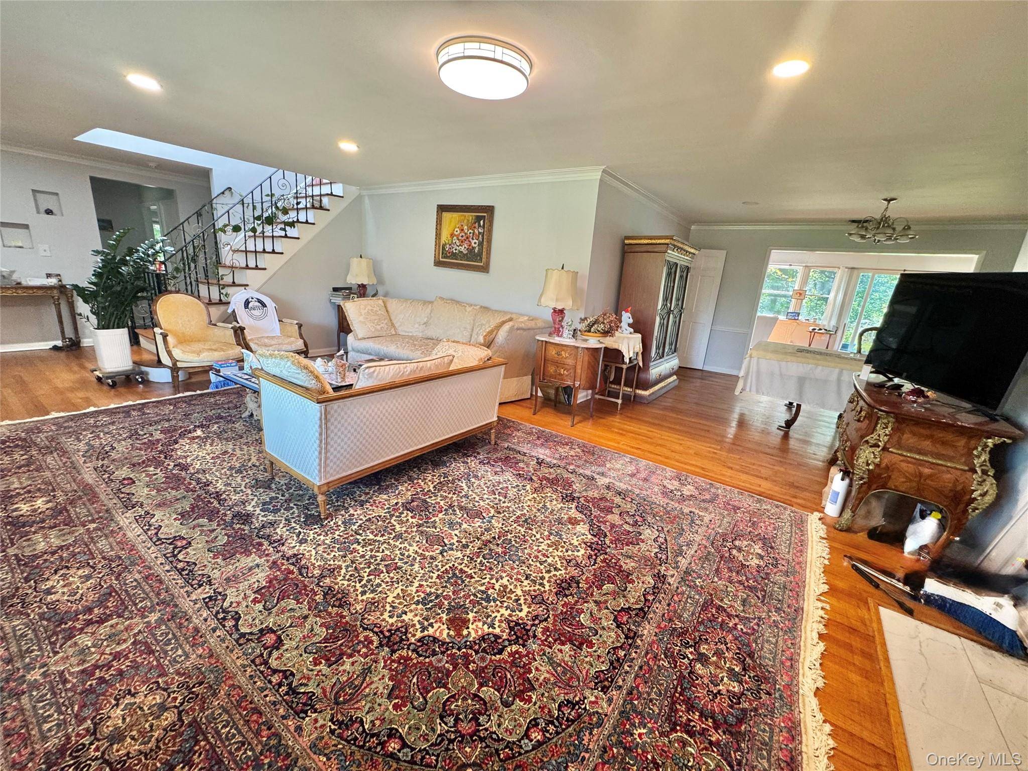 60 Gristmill LN, Great Neck, NY 11023