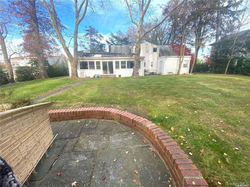 60 Gristmill LN, Great Neck, NY 11023