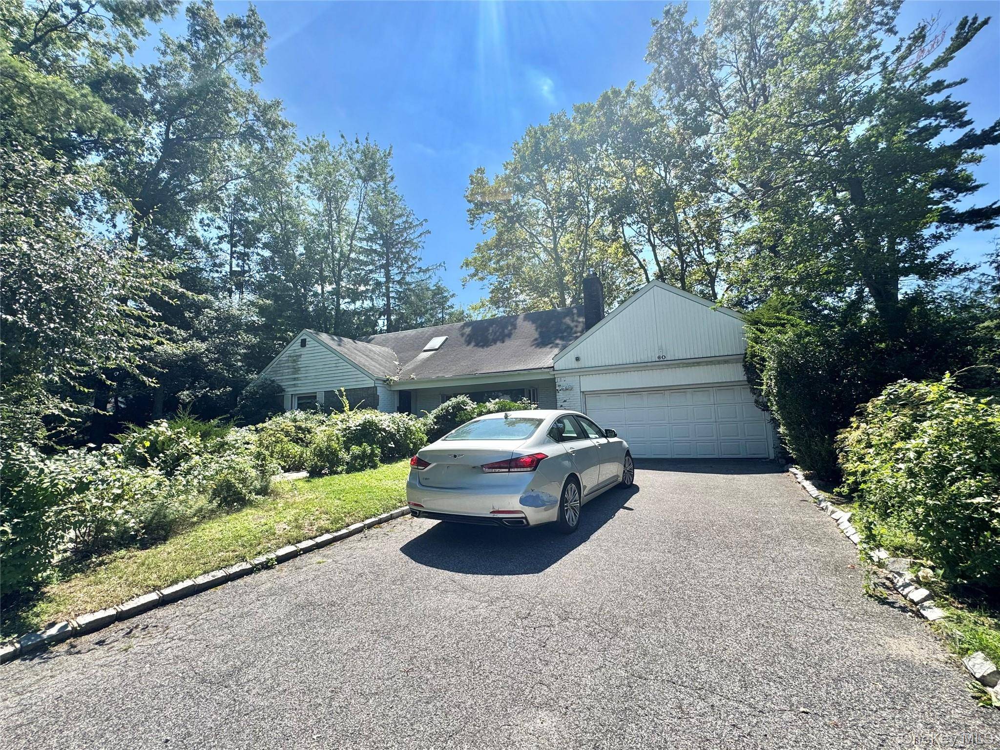 60 Gristmill LN, Great Neck, NY 11023