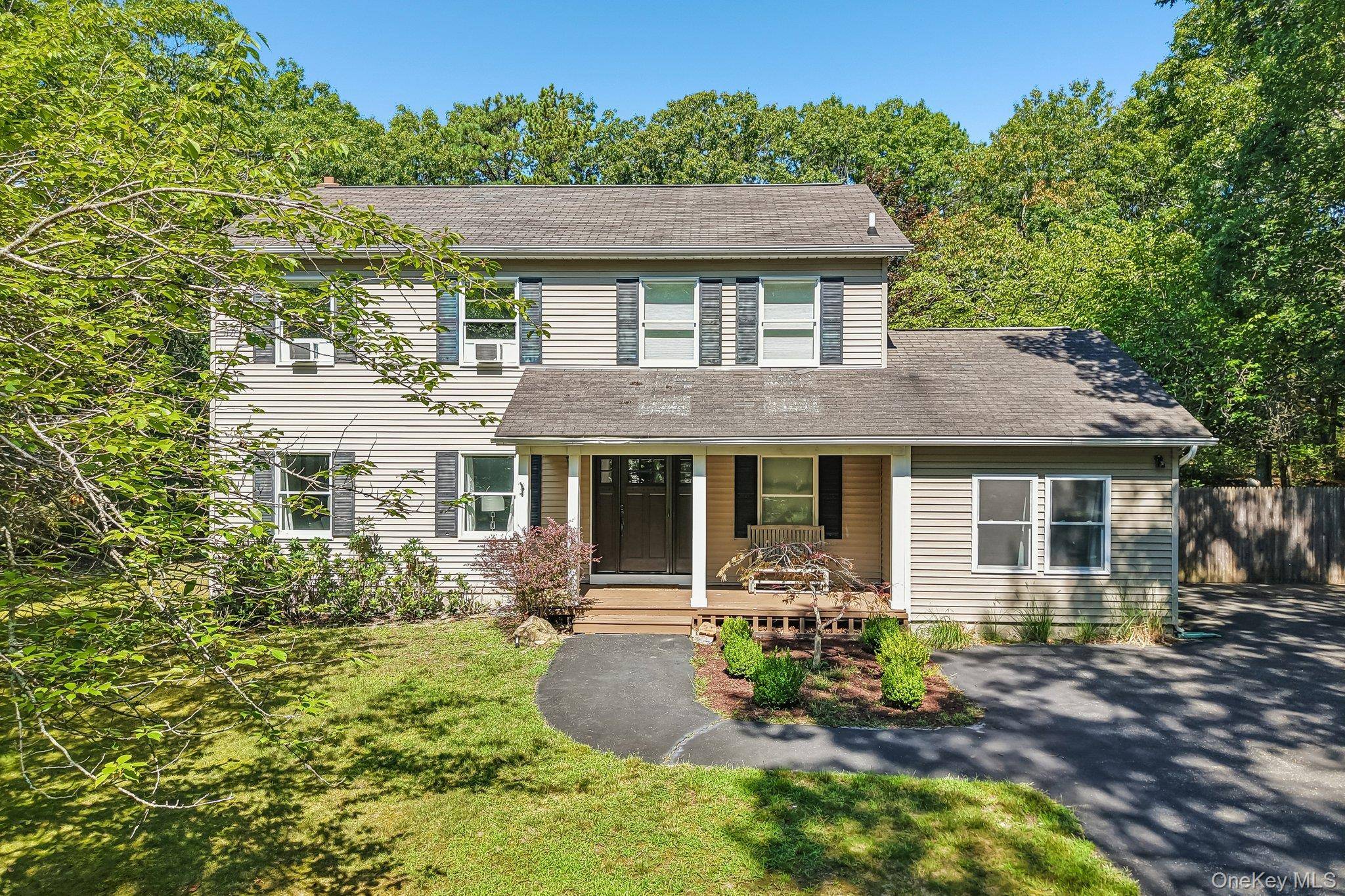 4 Wooded LN, Hampton Bays, NY 11946