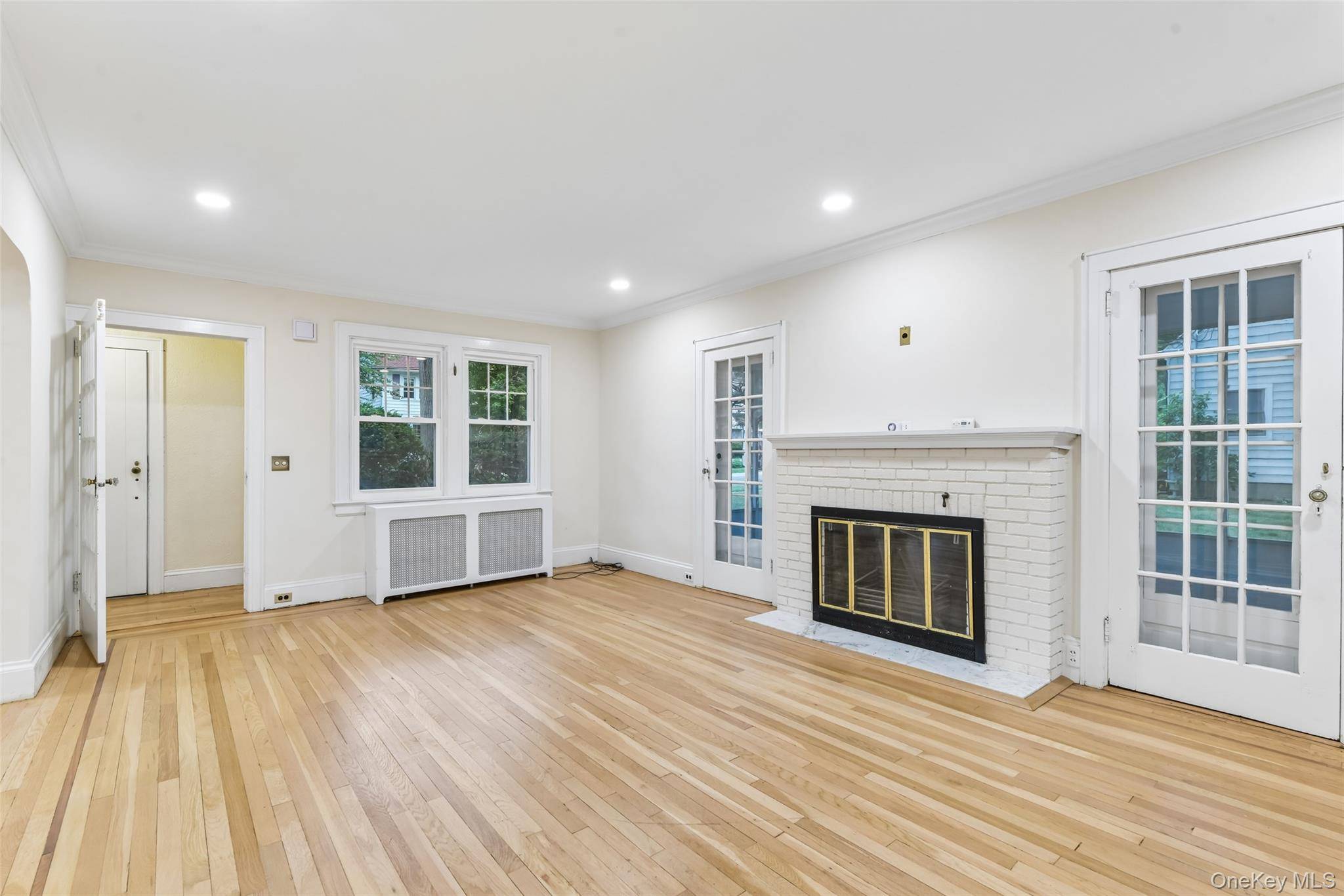 204 Auburn ST, East Williston, NY 11596