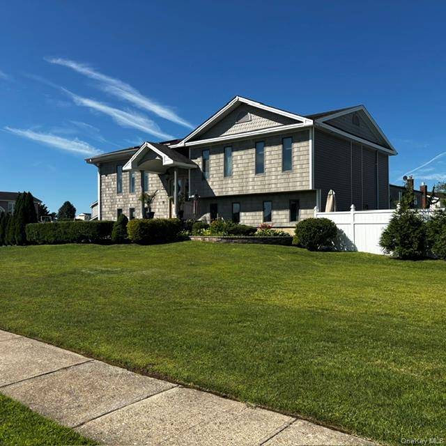 70 Gateway DR, Copiague, NY 11726