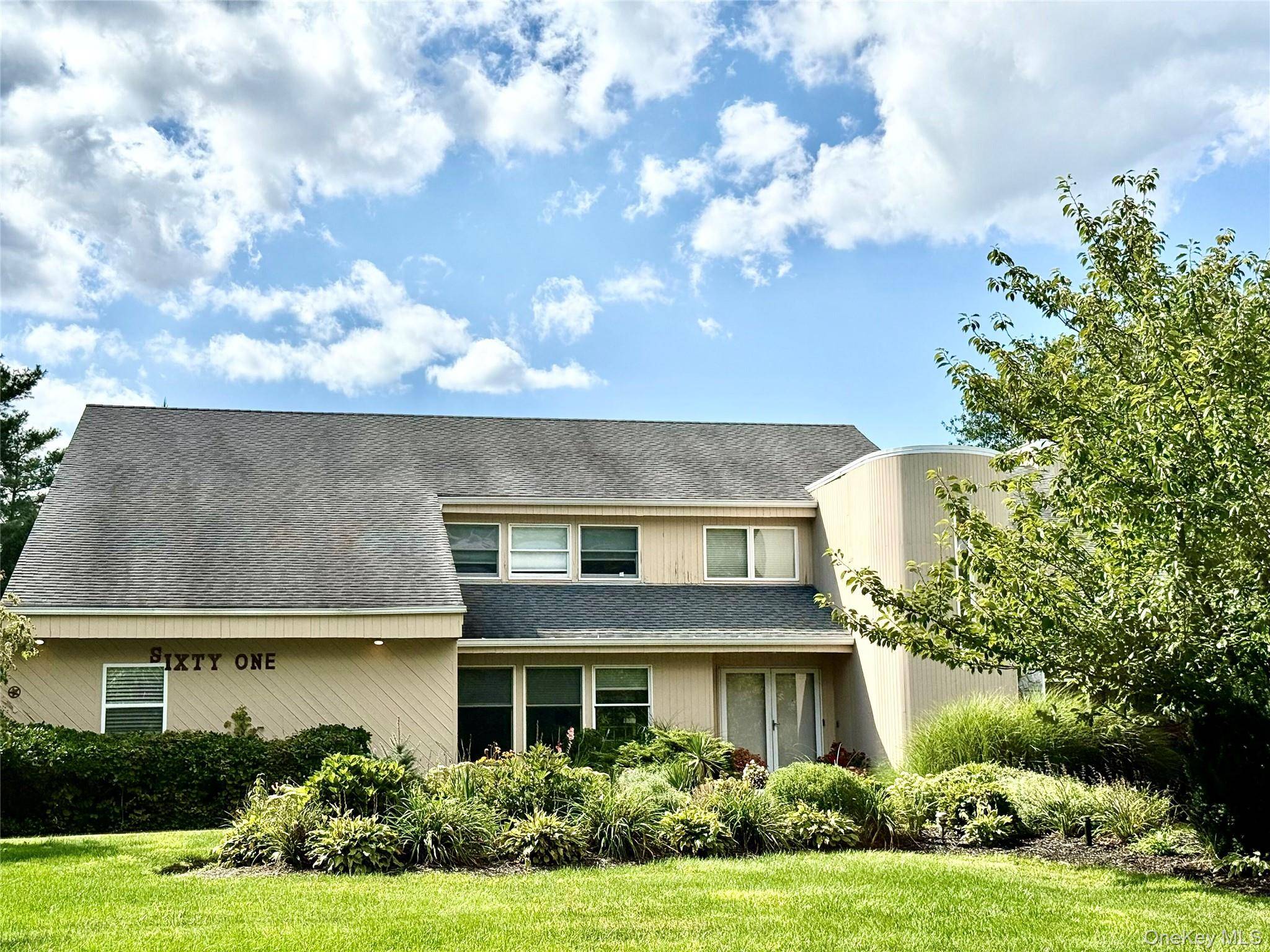 61 Villanova LN, Dix Hills, NY 11746