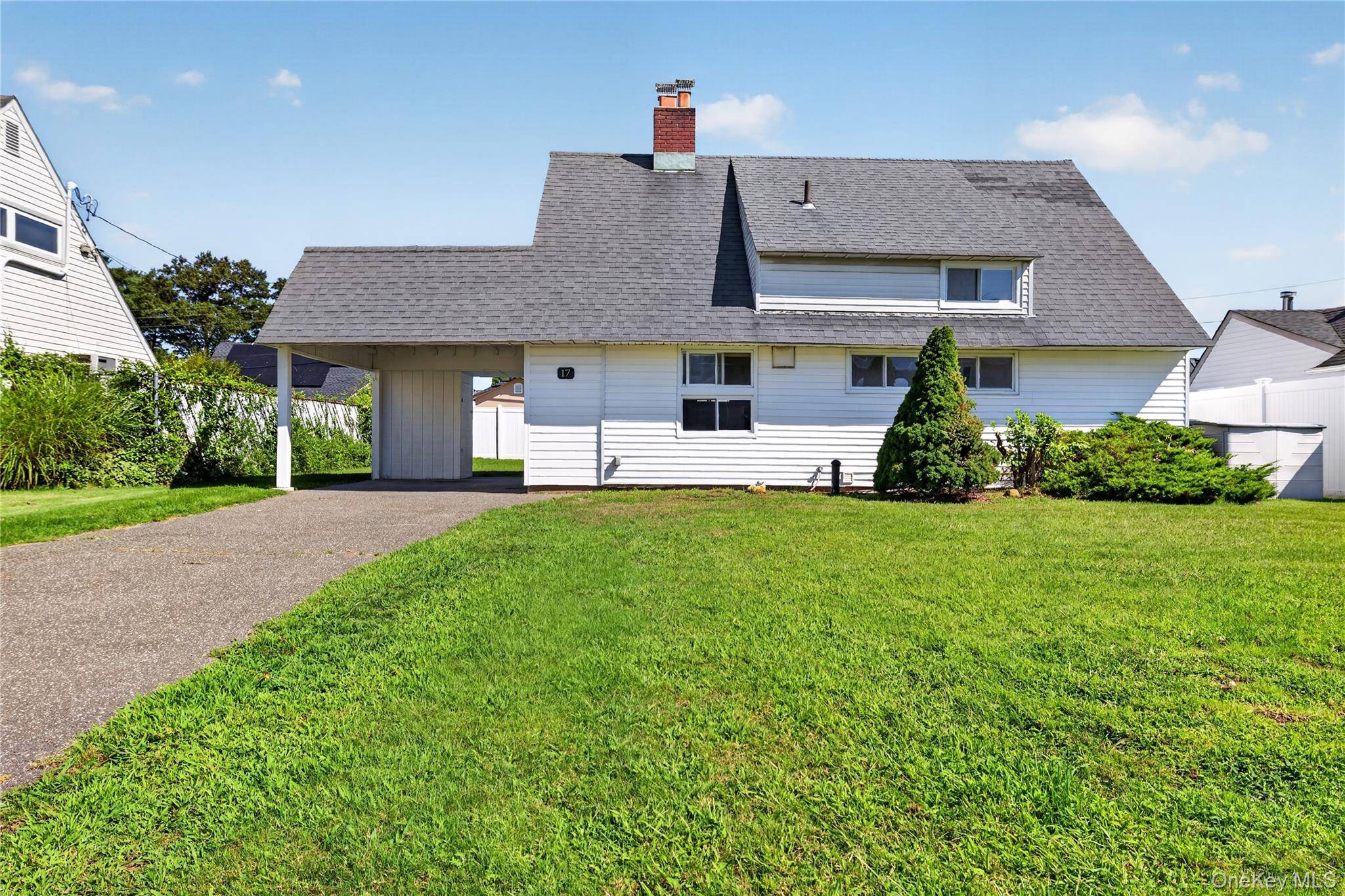 17 Berry LN, Hicksville, NY 11801