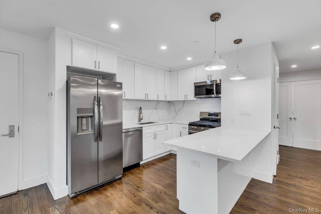 1431 Old Northern BLVD #4, Roslyn, NY 11576