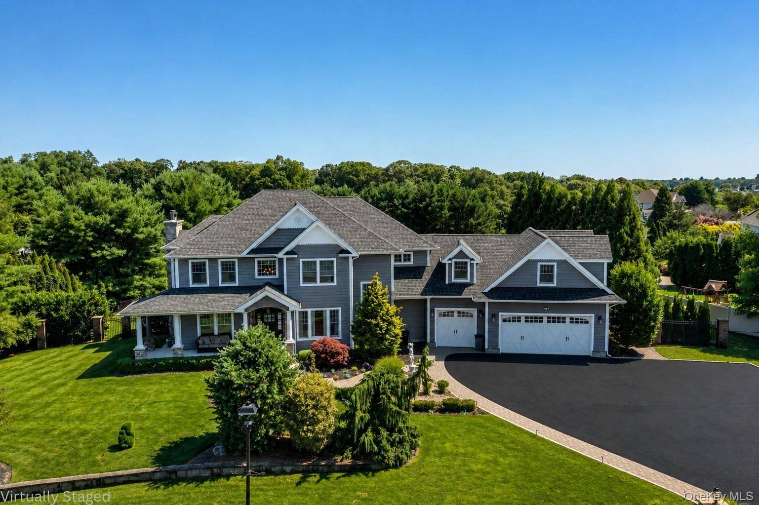 30 Hampton DR, Center Moriches, NY 11934