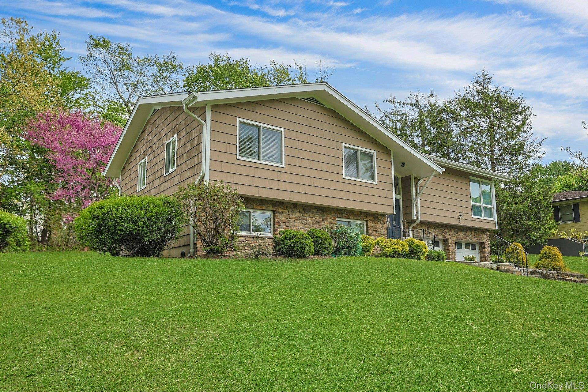 7 Lorenz DR, Valhalla, NY 10595