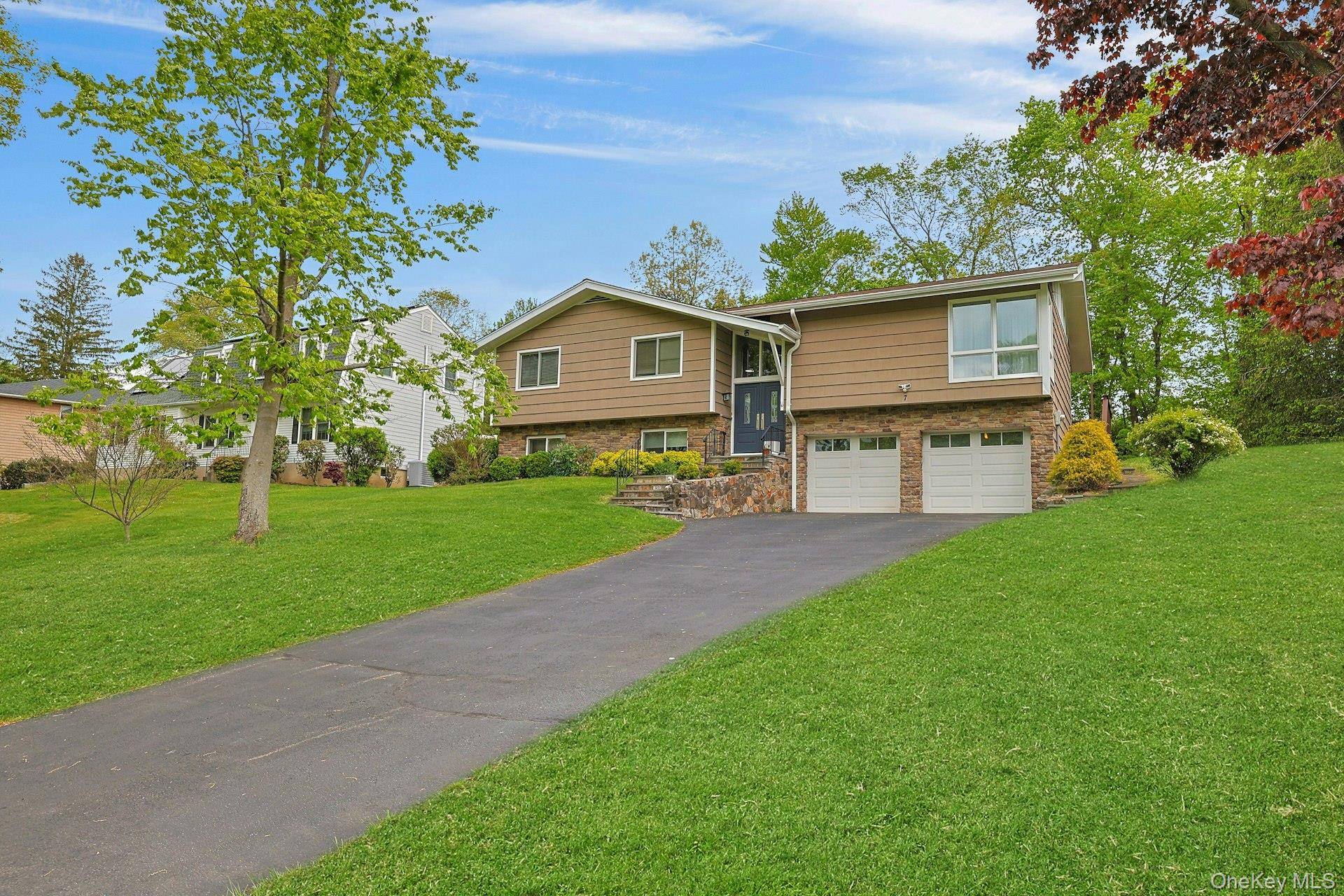 7 Lorenz DR, Valhalla, NY 10595
