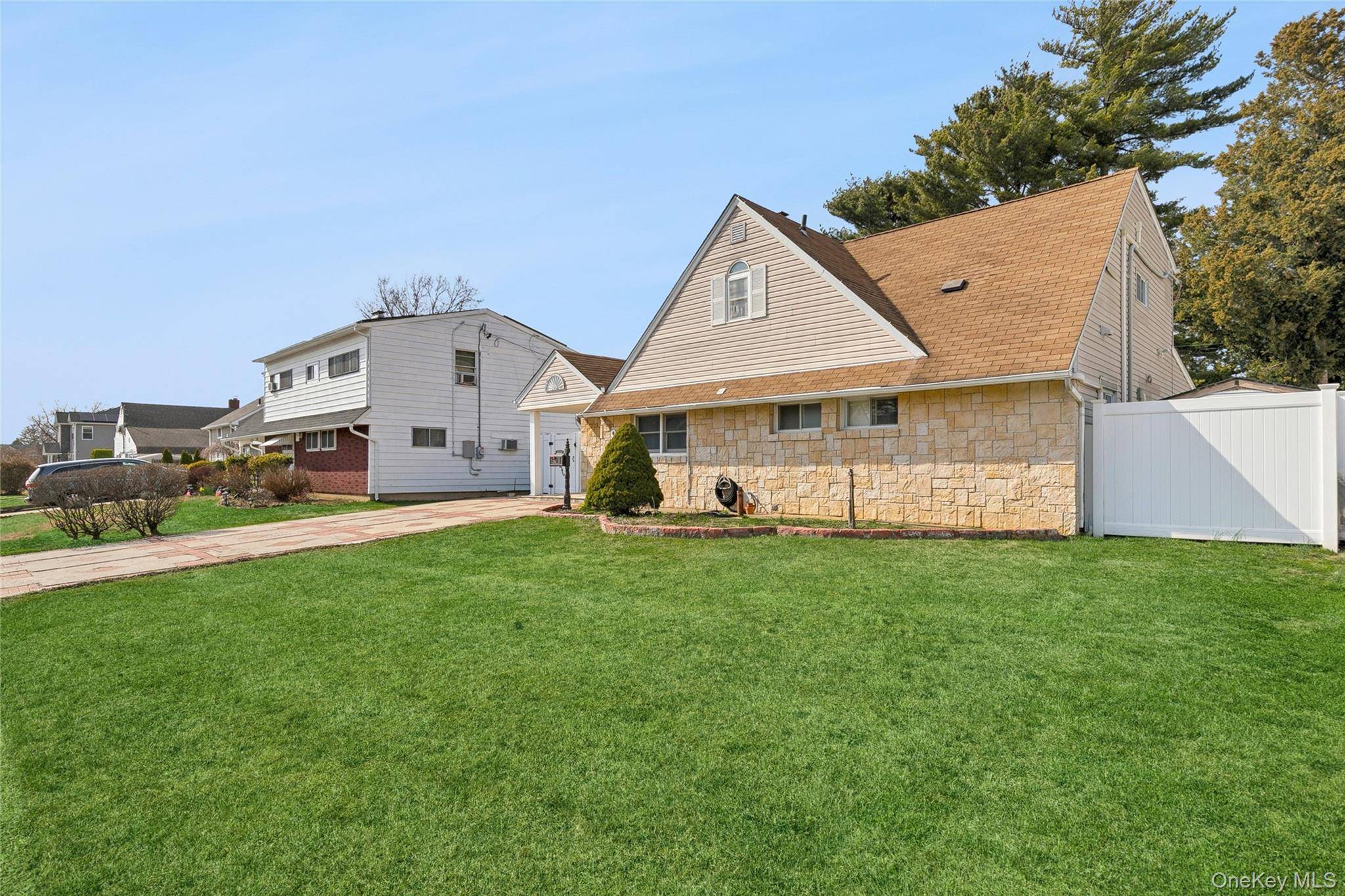 93 Hearth LN, Westbury, NY 11590