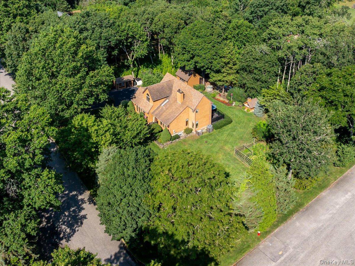 595 Greenfields LN, Southold, NY 11971