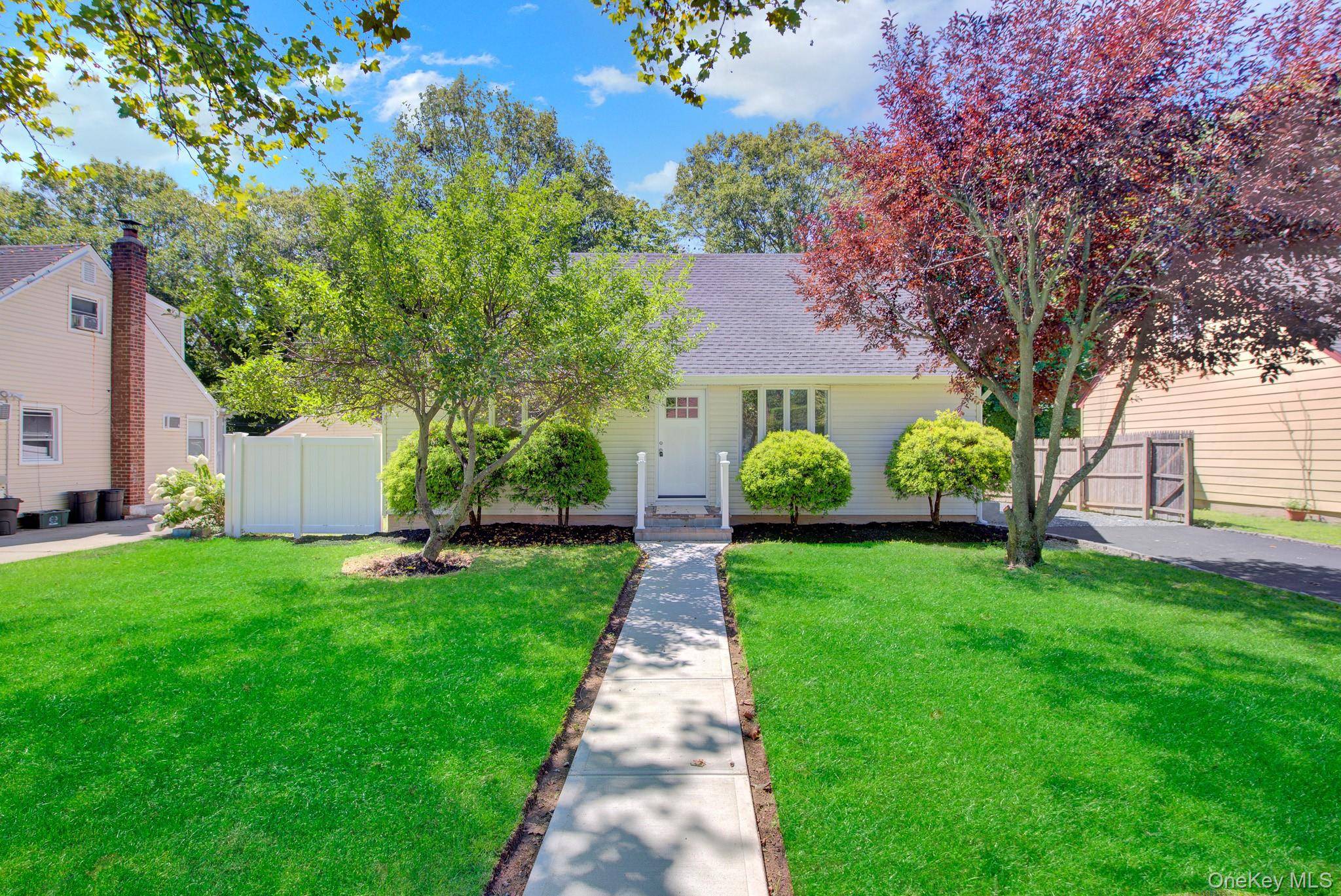 11 Parkwood RD, Westbury, NY 11590