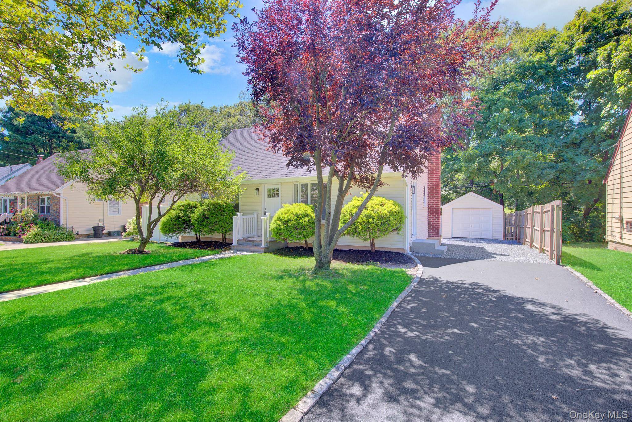 11 Parkwood RD, Westbury, NY 11590