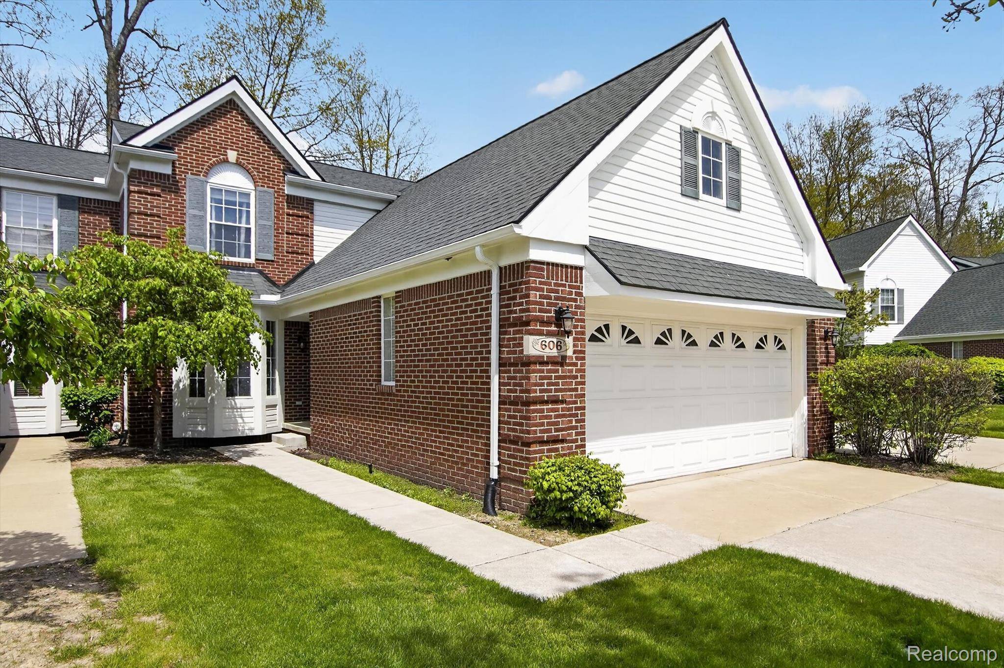 606 Shady Maple DR, Wixom, MI 48393