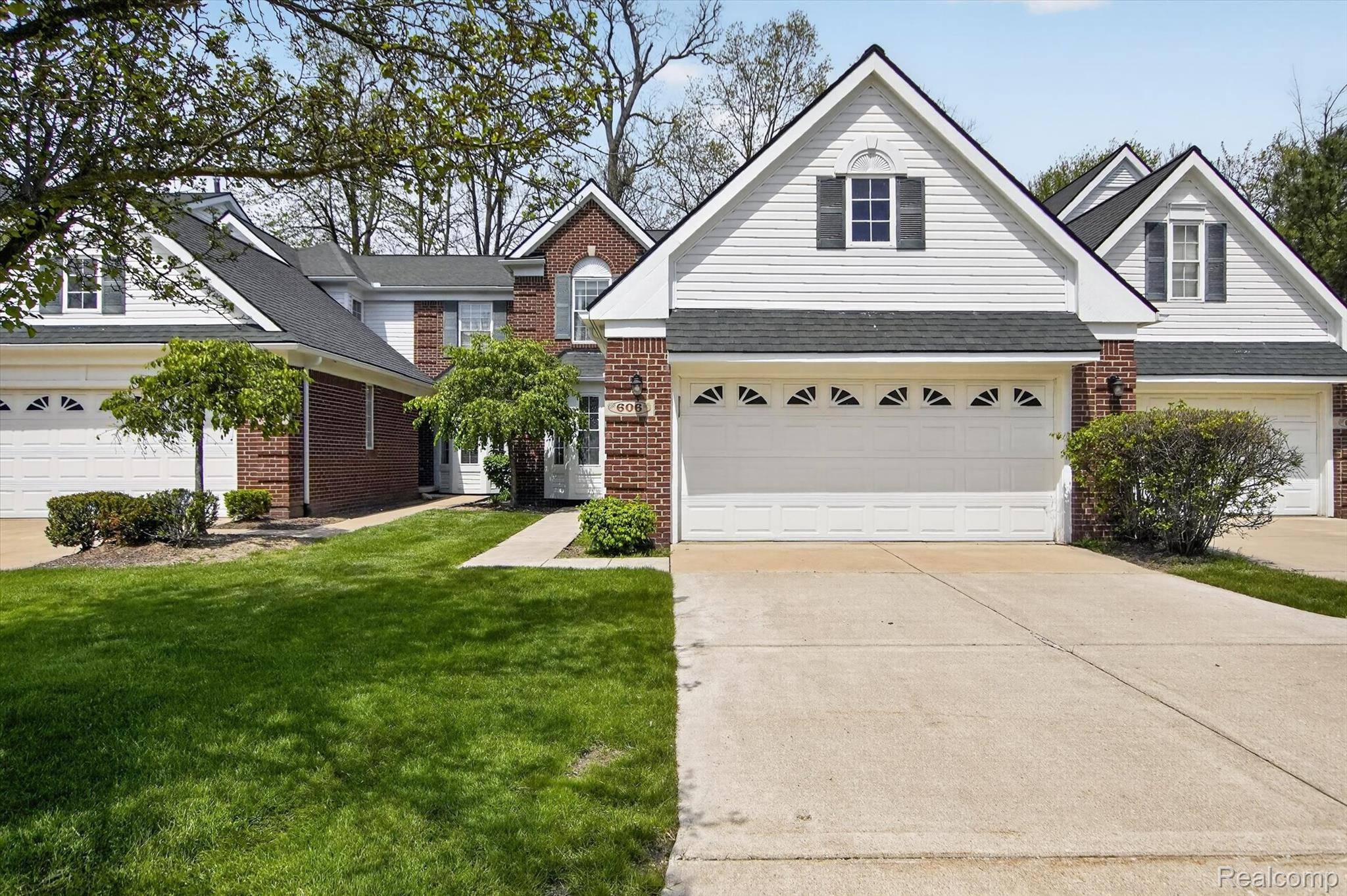 606 Shady Maple DR, Wixom, MI 48393