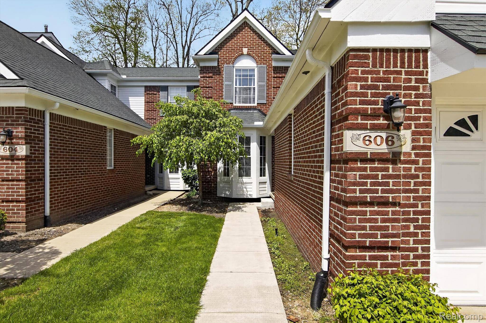 606 Shady Maple DR, Wixom, MI 48393