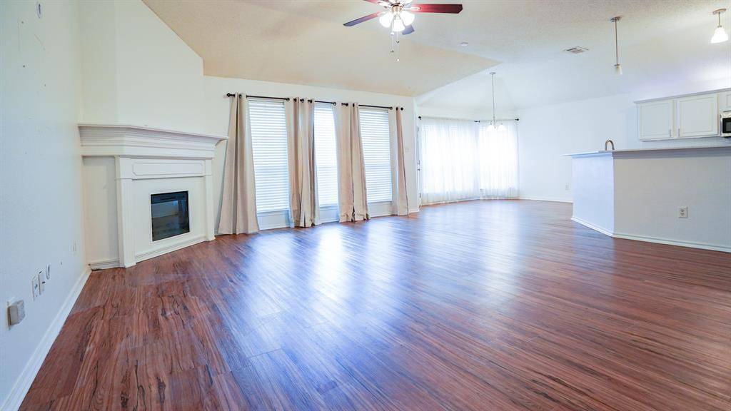 1012 Kingsley Drive, Saginaw, TX 76179