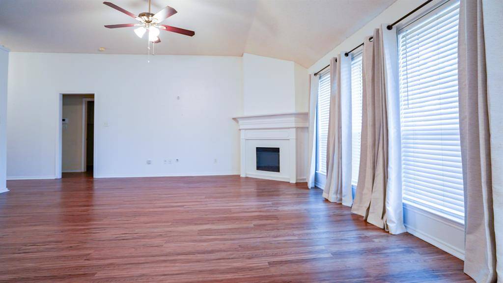 1012 Kingsley Drive, Saginaw, TX 76179