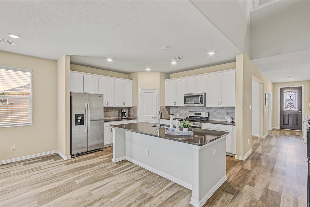 3020 Prairie Trail Avenue, Aubrey, TX 76227