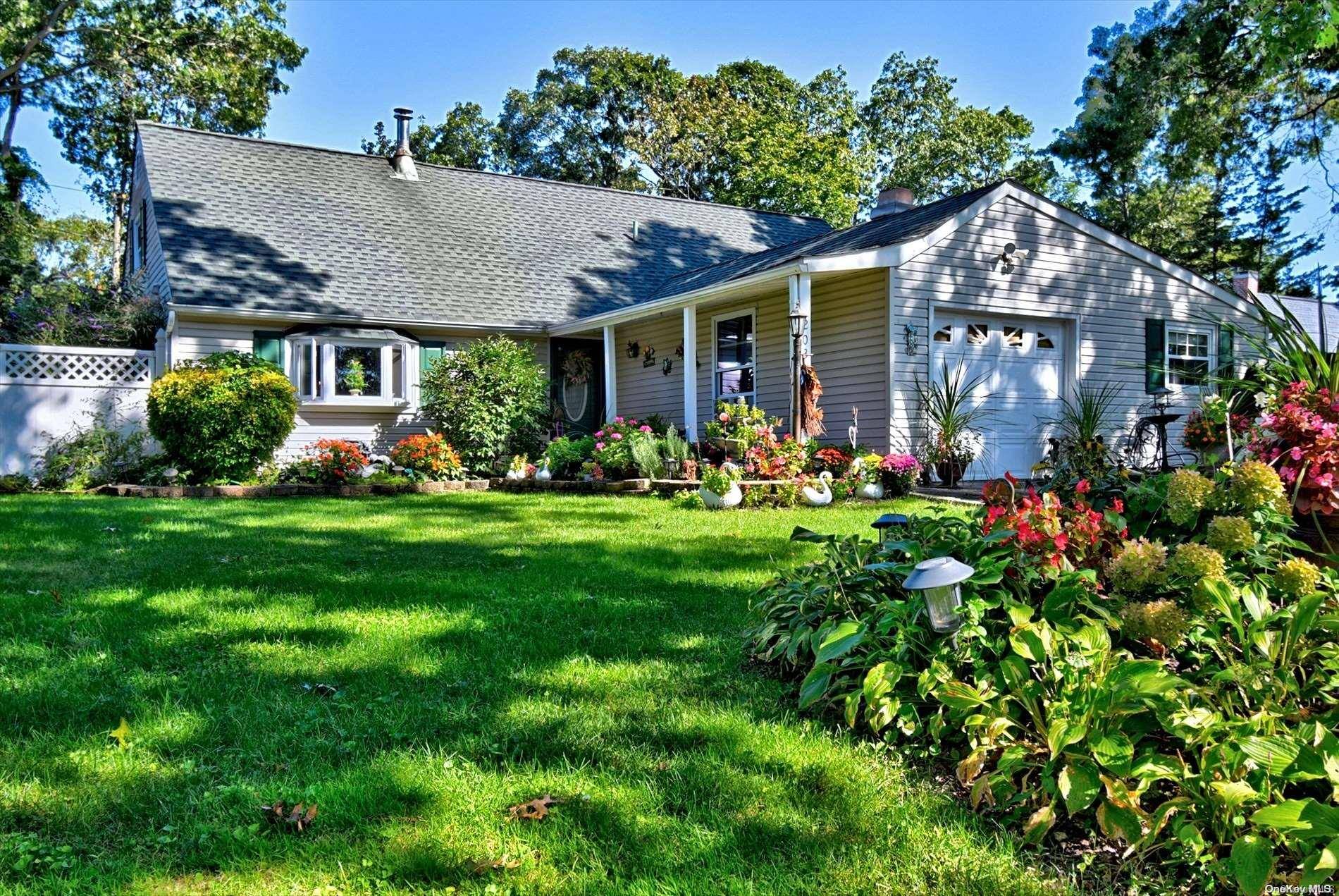 203 Sunflower LN, Islandia, NY 11749