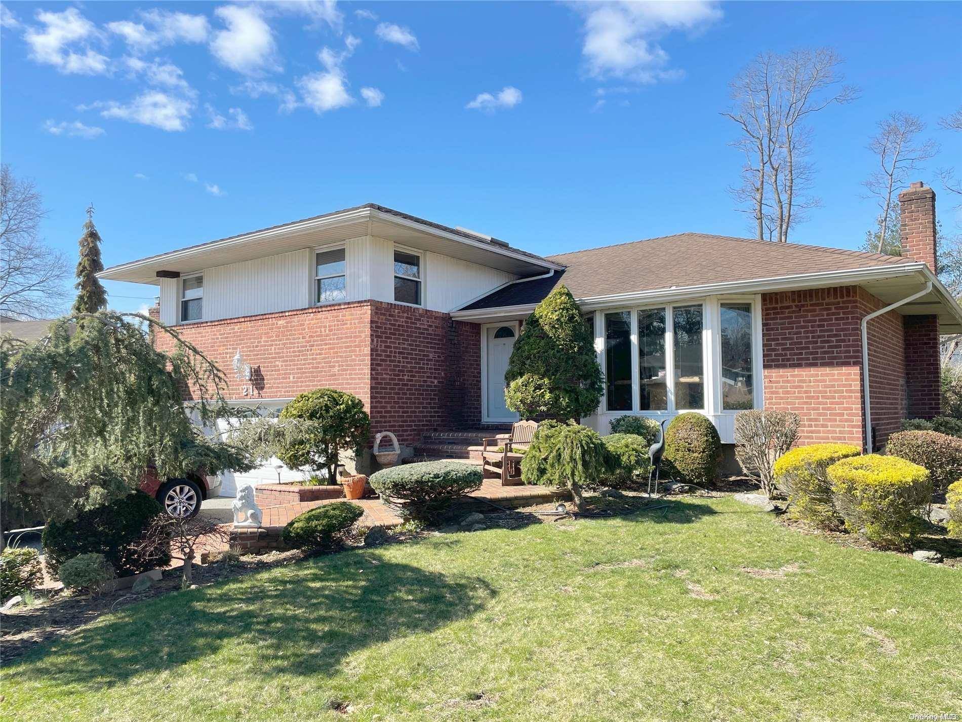 21 Roxton RD, Plainview, NY 11803