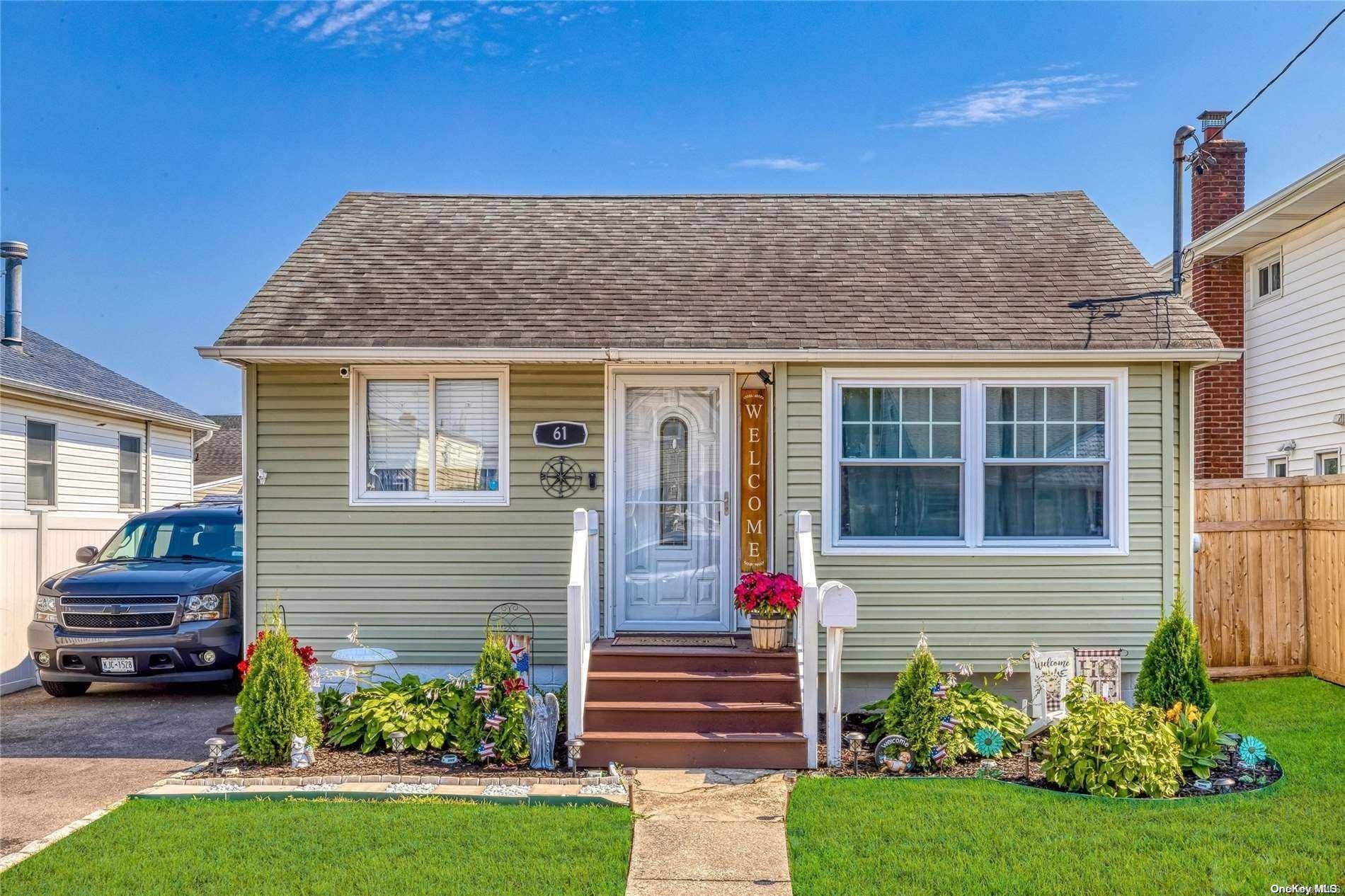 61 E Hollywood AVE, Lindenhurst, NY 11757