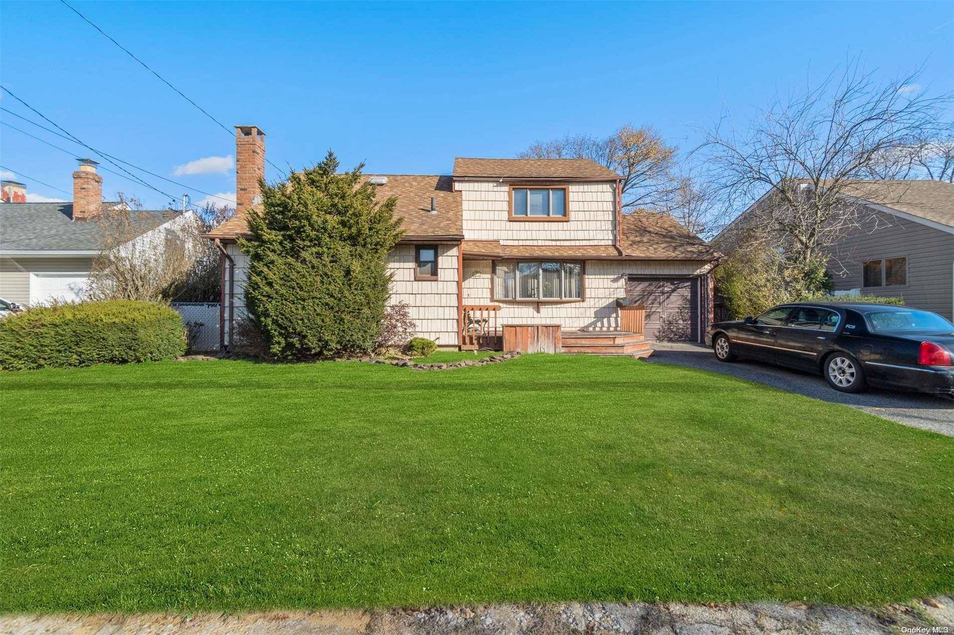 17 Kenneth LN, North Babylon, NY 11703