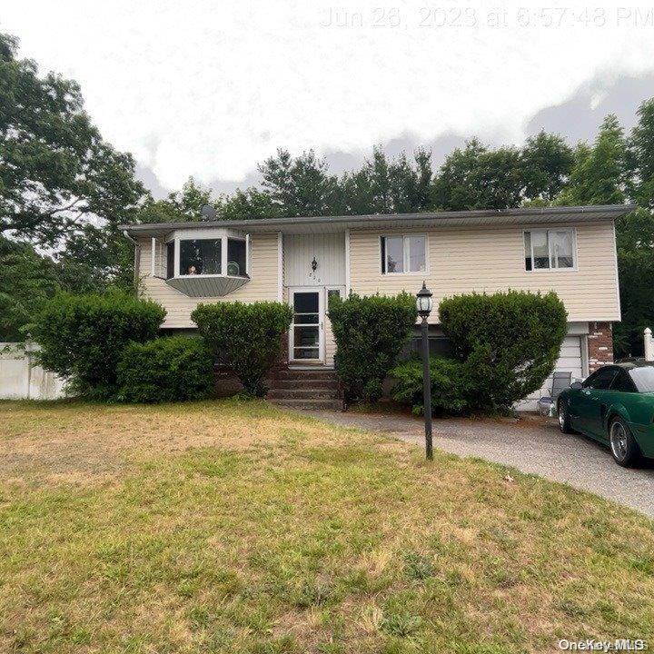 820 Stanley ST, West Islip, NY 11795