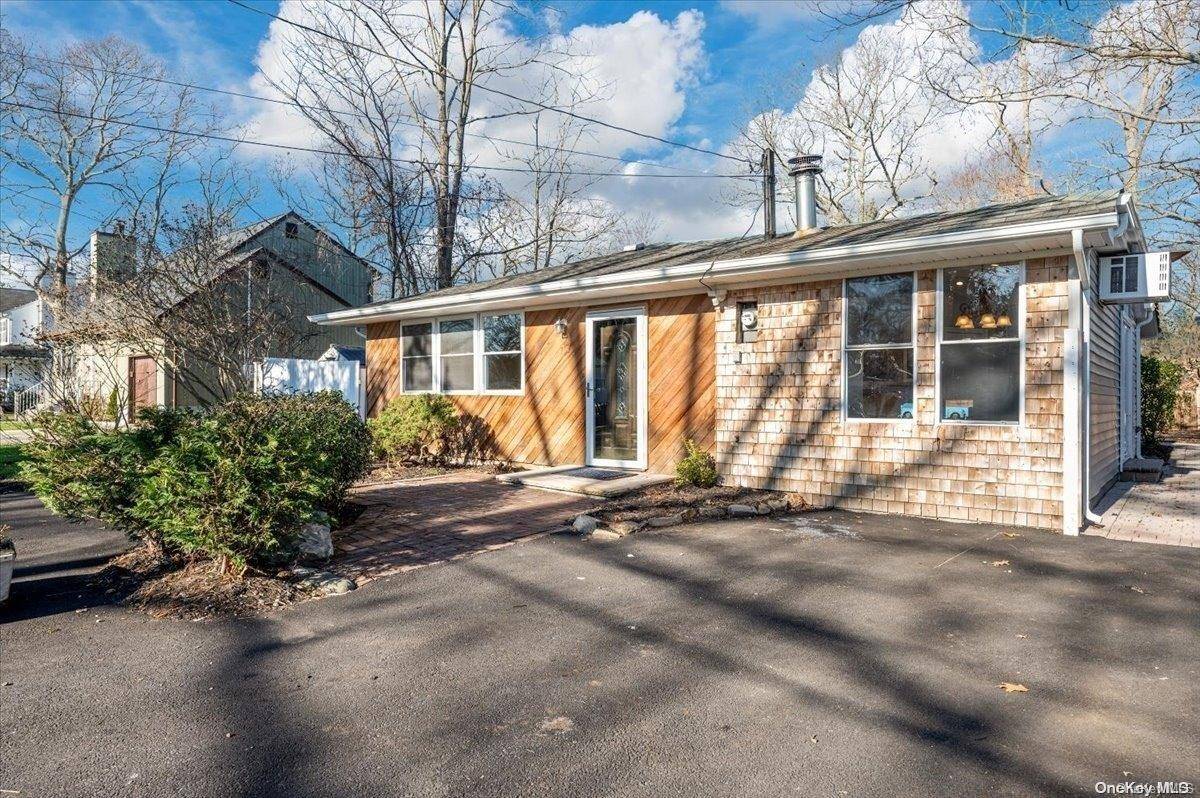 17 Sawyer ST, Mastic, NY 11950