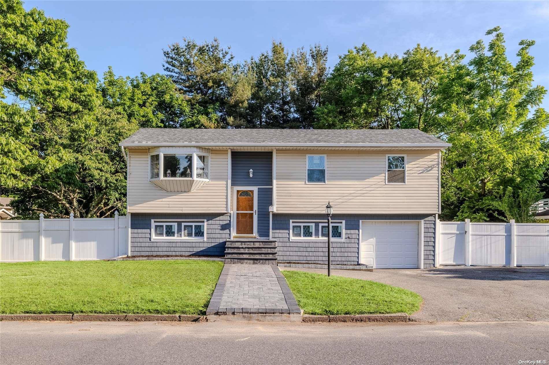 820 Stanley ST, West Islip, NY 11795