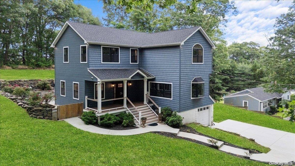 65 Hilltop LN, Wheatley Heights, NY 11798