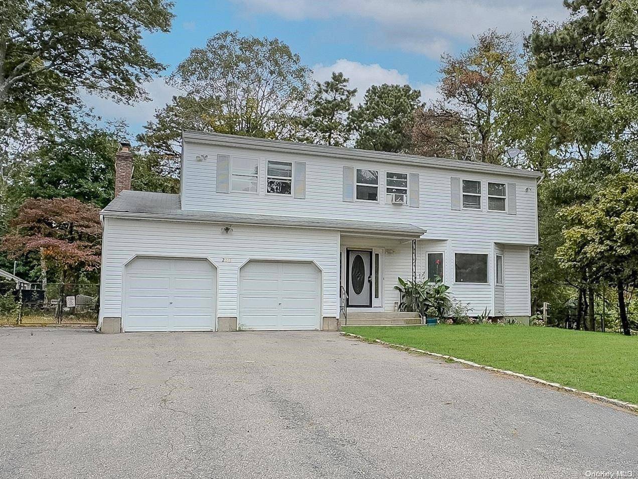 2013 William Floyd Pkwy, Ridge, NY 11961